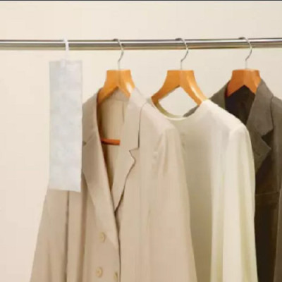 Combo 03 Miếng hút ẩm, khử mùi dành cho tủ quần áo có móc treo tiện lợi ( dạng gói - 25g ) - Hàng nội địa Nhật Bản.