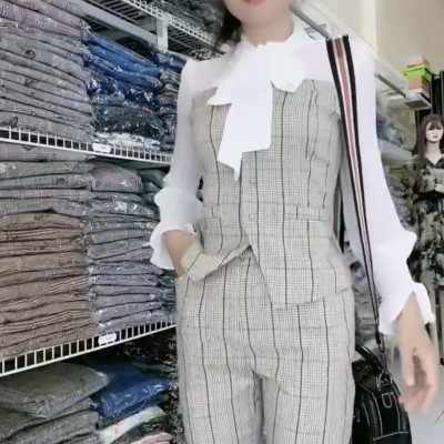 Set áo sơ mi công sở và quần kẻ sọc tôn dáng.