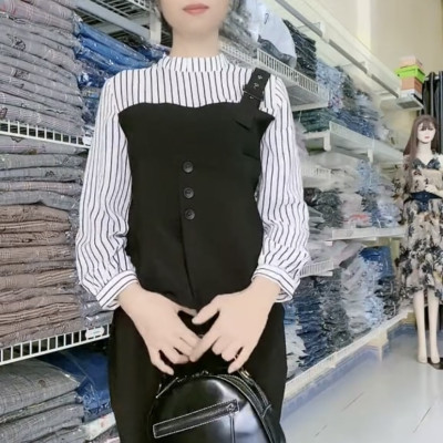 Set áo sơ mi yếm sọc một dây kèm quần ống đứng trẻ trung.