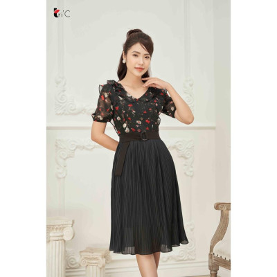 Đầm xòe hoa đỏ, chân dập nhăn Tri