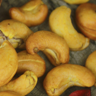 Combo Hạt Sen Sấy Hải Long (230g) + Hạt Điều Rang Muối Tách Vỏ Lụa Hải Long (250g)