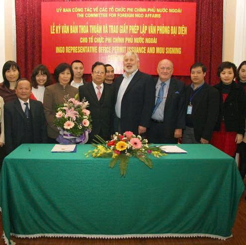 Ký Văn Bản Thỏa Thuận Và Gia Hạn Giấy Phép Văn Phòng Đại Diện Cho Tổ Chức Đông Tây Hội Ngộ