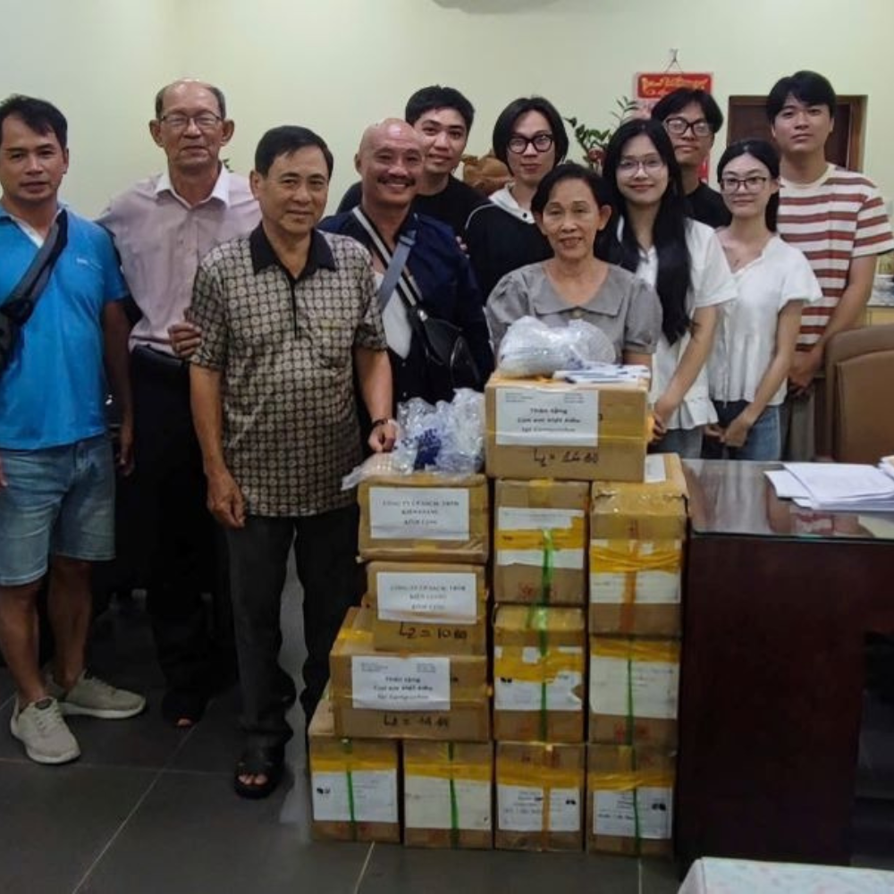 Tặng 120 Bộ Sách Giáo Khoa Cho Học Sinh Tại Thủ Đô Phnom Penh, Vương Quốc Campuchia