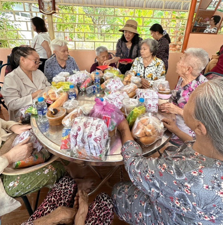 Tặng Quà Tết Cho Nhà Dưỡng Lão Thành Phố Rạch Giá, Tỉnh Kiên Giang