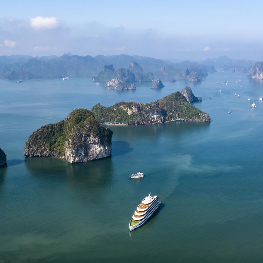 Du lịch Hạ Long là hành trình khám phá di sản thiên nhiên thế giới với hàng nghìn hòn đảo đá vôi kỳ vĩ