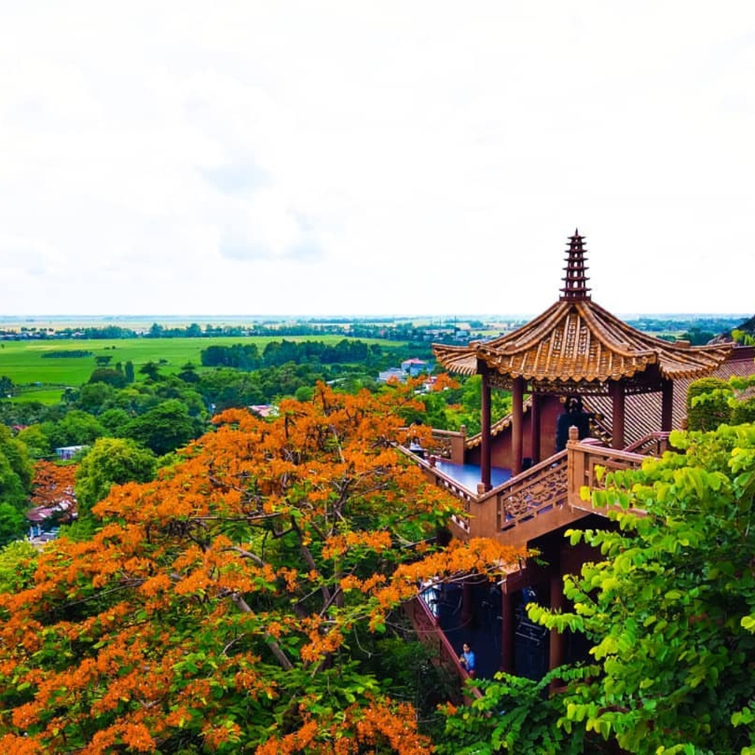 Mùa Hạ Rực Rỡ Trên Chùa Hang Châu Đốc