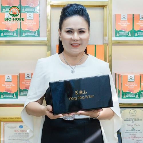Diễn Viên Ôn Bích Hằng Chia Sẻ Trải Nghiệm Tuyệt Vời Với Đông Trùng Hạ Thảo