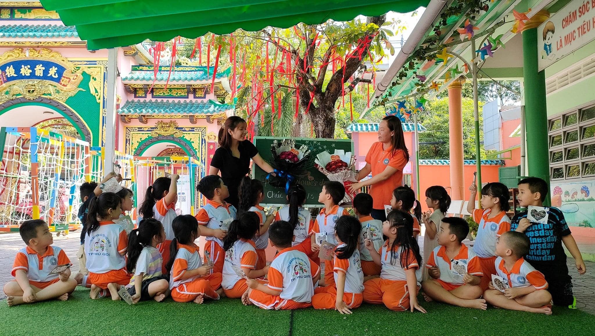 Tấm lòng các bé dành cho các cô thân yêu