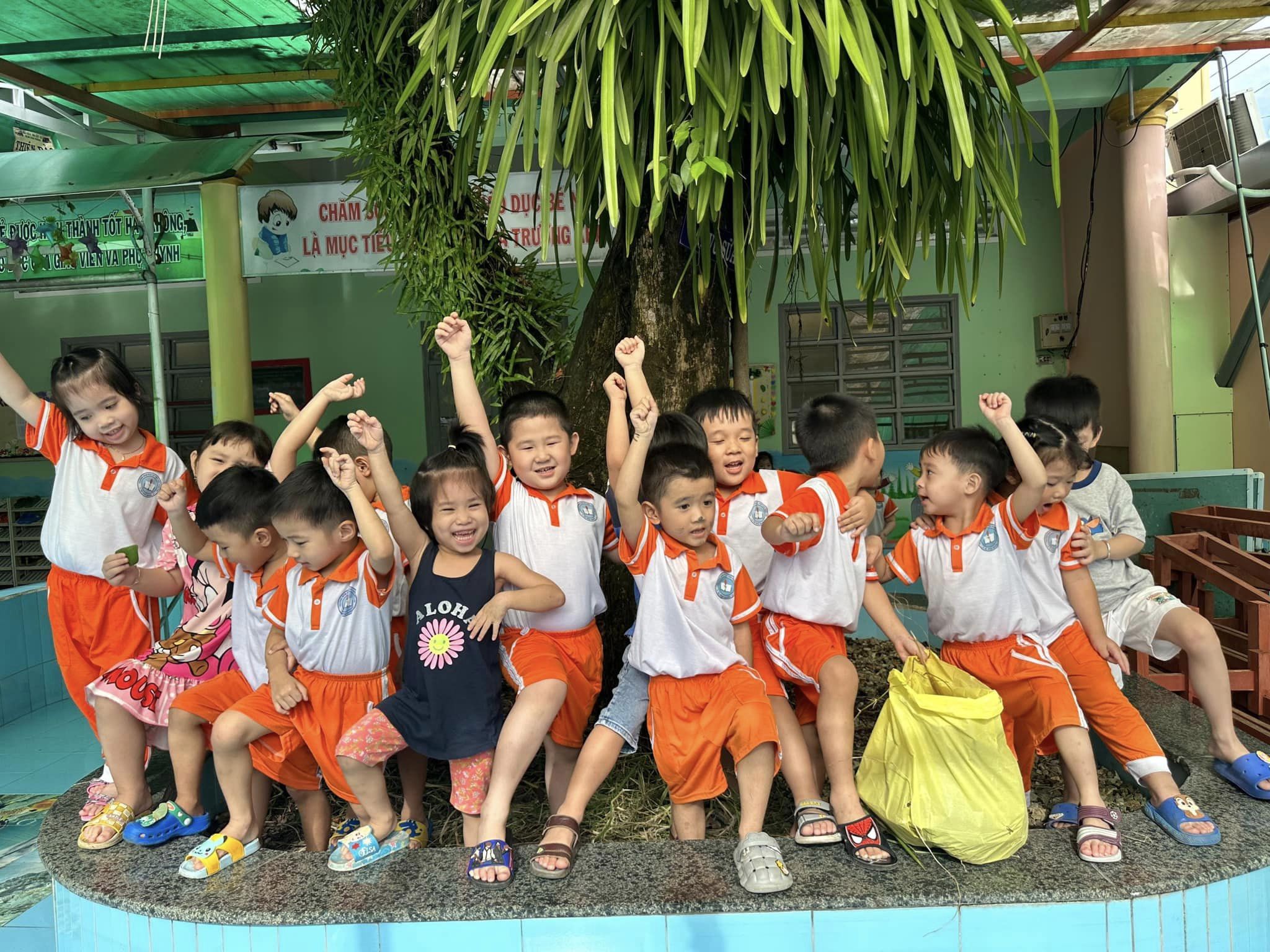 Hình ảnh các bé vui chơi và tự phát triển bản thân