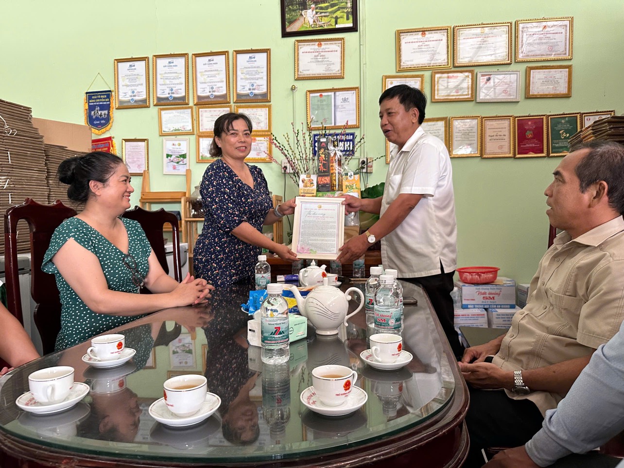 Bí Thư thành phố Cao Lãnh đến thăm và chúc mừng Công ty nhân ngày Doanh Nhân Việt Nam