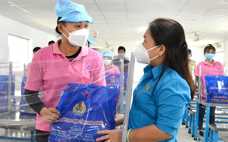 Tổ chức các chuyến công tác thăm hỏi, trao quà, động viên