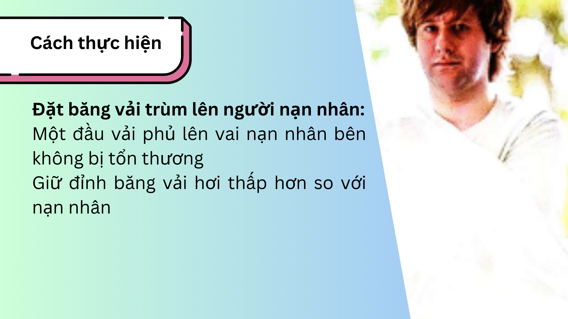 Đặt băng vải trùm lên người nạn nhân