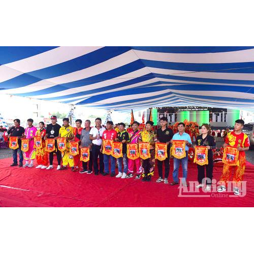 Hình ảnh trao cờ lưu niệm